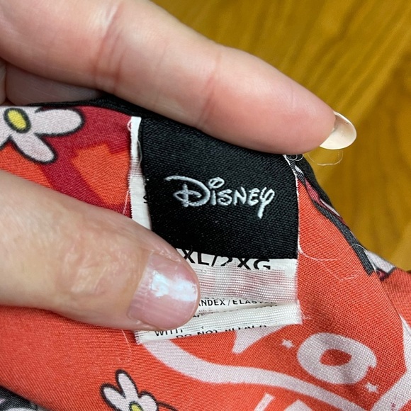 Disney Micky Mouse Minnie Mouse Red Heart Valentines Scrub Top Size 2X - Picture 3 of 6